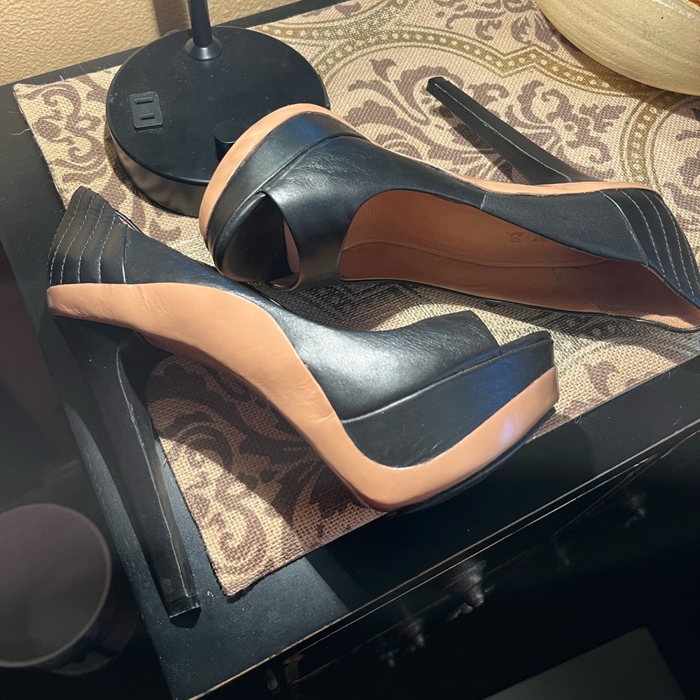 Stunning! L.A.M.B. by Gwen Stefani two tone peep toe pumps with 6 inch heel.